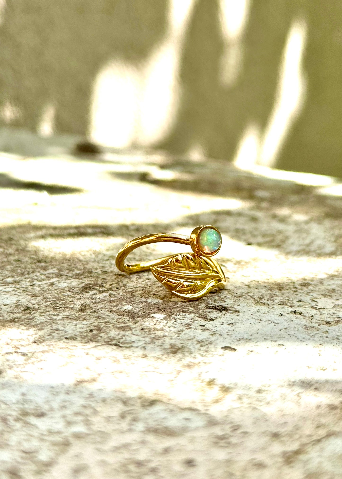Bague Feuille Naissante - plaqué or et opale